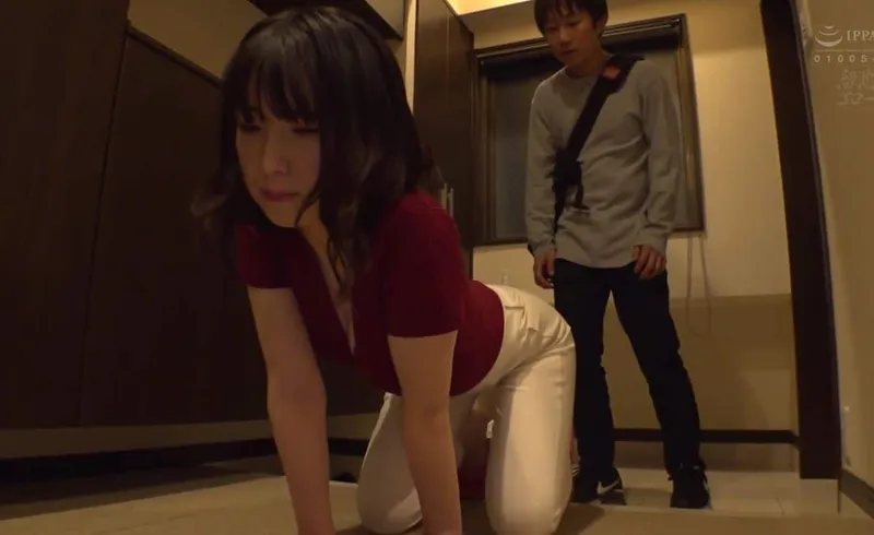 Người phụ nữ hàng xóm thiếu thốn và cậu học sinh may mắn cạnh bên