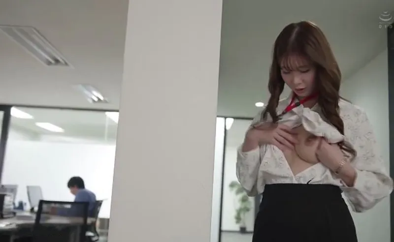 Bí ẩn của cô nhân viên bề ngoài nghiêm nghị hóa ra lại là "nữ hoàng dâm đãng" đích thực.