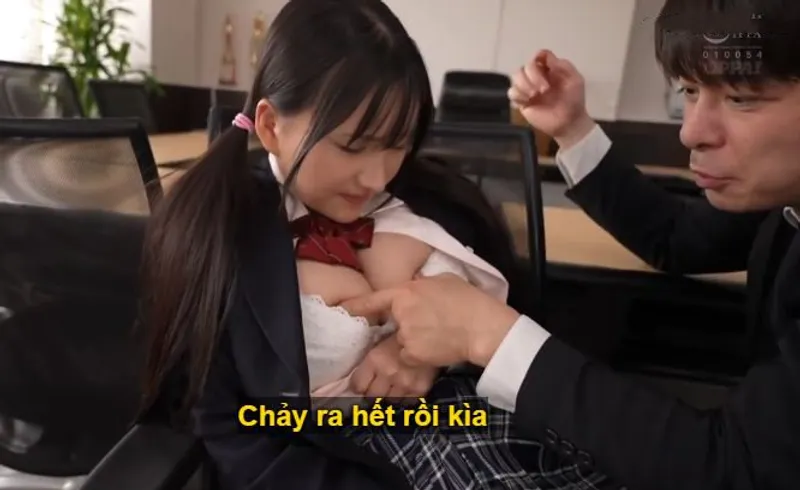 Trong suốt 3 năm, thầy giáo rèn luyện cô học trò ngực đẹp thành “ bình chứa tinh”