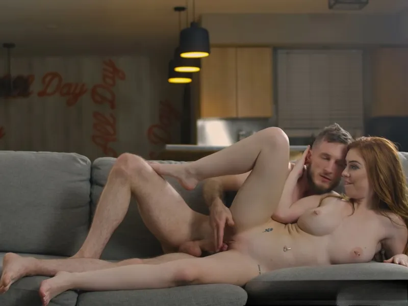 đang tăng ca mà bạn gái cứ dùng âm đạo lôi kéo tôi doggy cùng em